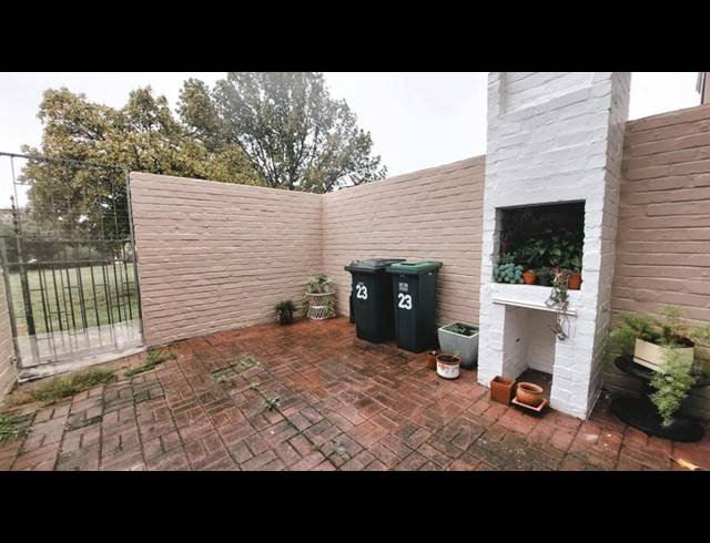 2 BEDROOM TOWNHOUSE FOR SALE IN LA ROCHELLE